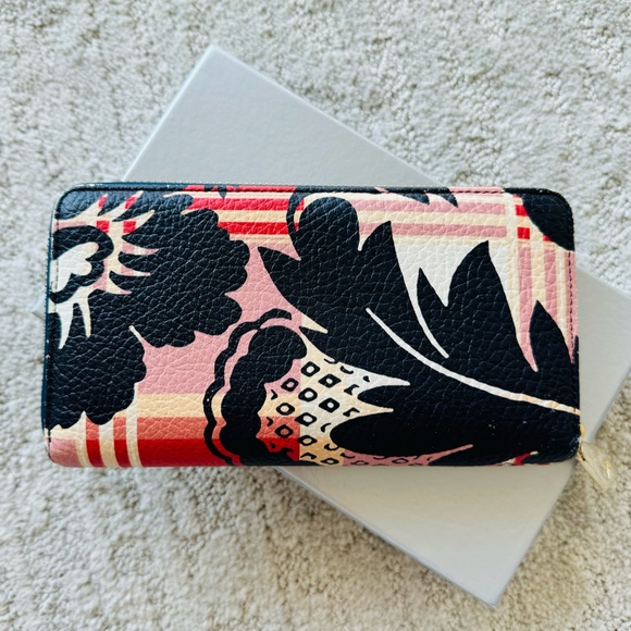 VIVIENNE WESTWOOD โ Zip around Wallet โ Box Included โ Great Condition โ - Picture 14 of 16